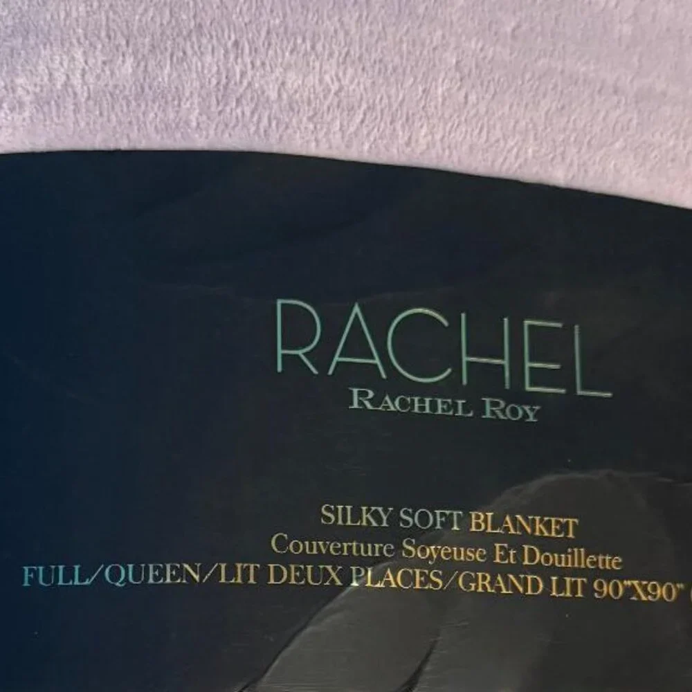 NEW GORGEOUS LAVENDER PURPLE RACHEL RACHEL ROY QUEEN / FULL SILKY SOFT BLANKET
